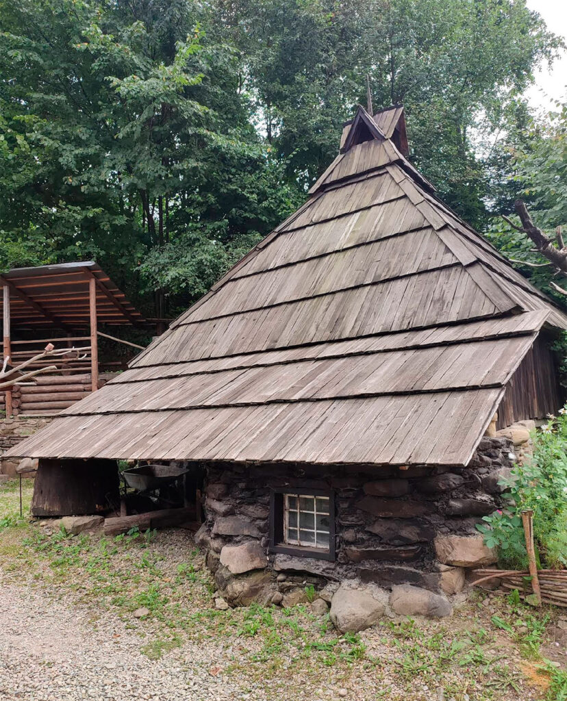 Музей звичаєвої символіки Гуцульщини Микуличин