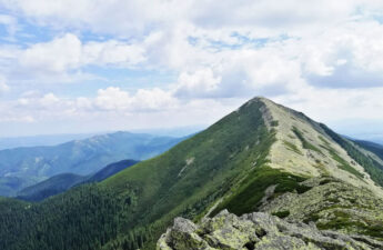 Гора Довбушанка