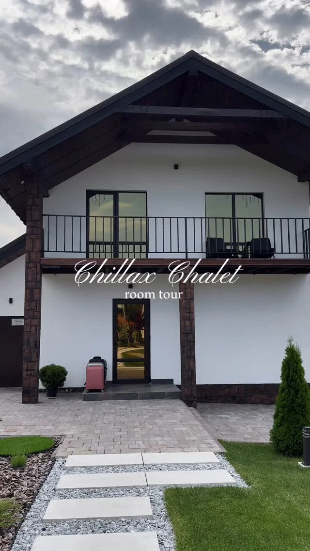 Шале Chillax — ідеальне місце для поєднання відпочинку, оздоровлення та релаксації в обстановці чудової карпатської природи😶‍🌫️Це найкращий варіант для спільного проживання родини з дітками або компанії до шести чоловік.Головні переваги проживання в такому шикарному будинку – це приватність, підвищена комфортність і додаткові зручності.Забронювати шале для літної відпустки можна в Директ або на сайті в шапці профілю 📲